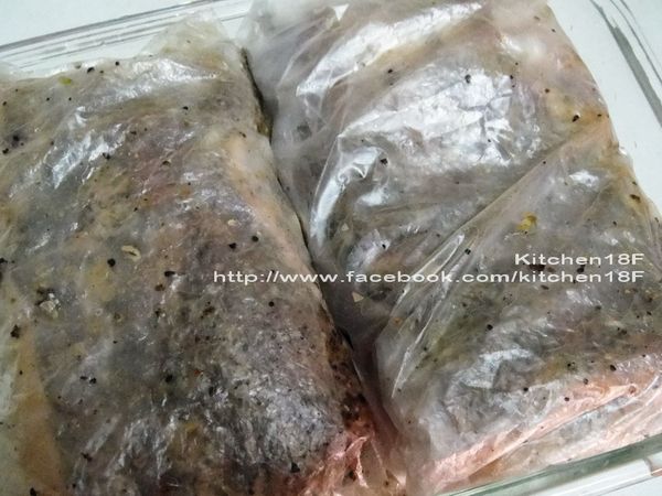 最後，綁緊各個塑膠袋封口，將鹹豬肉擺至冰箱冷藏2~3天入味。(偶爾取出搖晃翻面，讓各面醃製均勻)