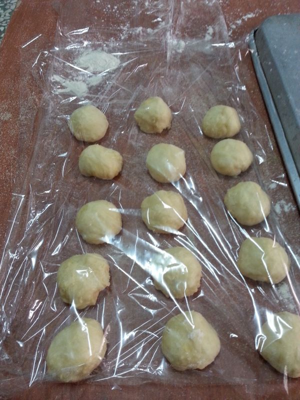 麵團分割25克8個滾圓後
蓋上保鮮膜鬆弛10~15分鐘