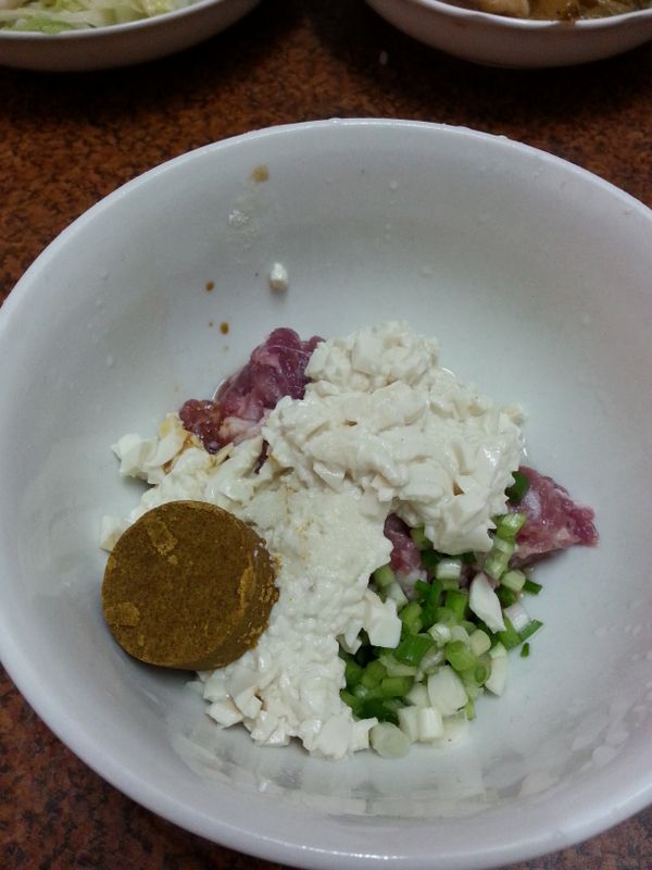 板豆腐切碎,咖哩塊用碎後並將所有材料攪拌均勻