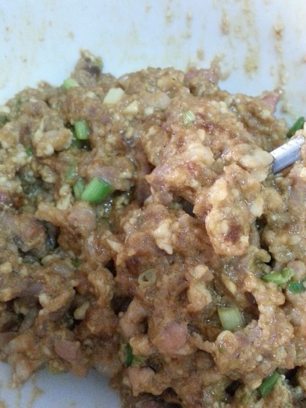 材料放入鍋中稍微炒熟 避免烘烤時沒熟