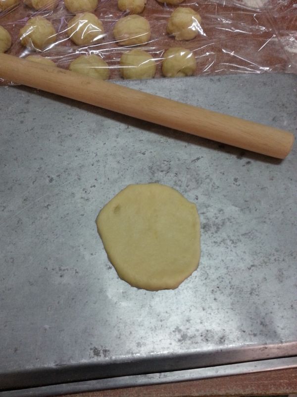 麵糰發酵完成後桿/壓成圓形