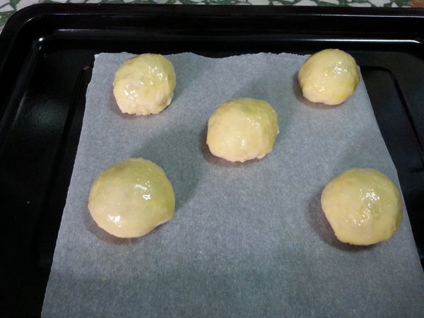 刷蛋液,擺放時務必預留空間 
烤箱預熱180度