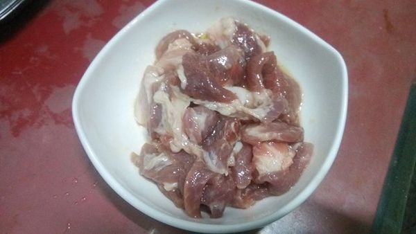 雞胸肉 (或是無骨雞腿肉、豬里肌肉、牛肉)切成約2CM丁狀，加入約一湯匙味琳攪拌均勻。