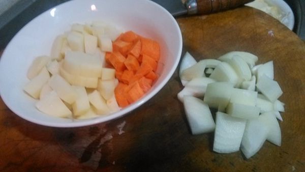 紅羅蔔與馬鈴薯削皮後切成約1CM丁狀，洋蔥與高麗菜切成約3CM正方片狀，蒜頭切片。