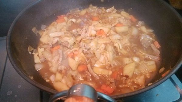 放入咖哩塊，加入開水，讓水淹至材料1/2為準，加入少許的鹽與白胡椒粉，翻炒材料讓咖哩塊完全溶解。