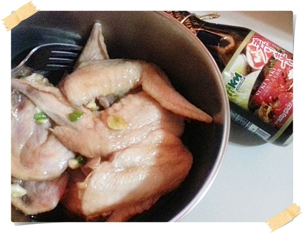 用叉子在雞翅上叉幾個洞(以利快速入味.)用蒜頭.米酒.蔥.醬油.白胡椒醃漬約15分.可以裝進塑膠袋內放冰箱(懶得叉洞的直接醃漬1個小時)