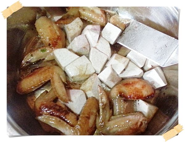 先煎二節翅至微焦加入芋頭一起煎香(煎過的芋頭燉煮的時候才不容易爛掉)