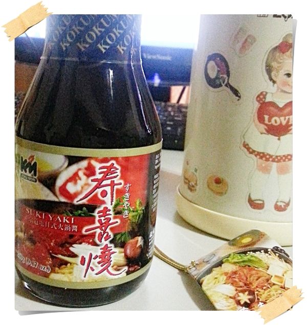 倒入醃肉汁以及榖盛壽喜燒醬拌炒之後加水(大約淹過食材一半就好)水滾之後中小火煮10分鐘