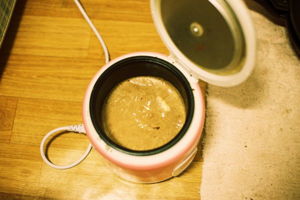 倒入內鍋　敲敲鍋子麵糊平整