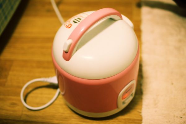 按下煮飯４次（我的陽春迷你鍋子大概１分鐘後就跳起來了，保溫狀態１０分鐘，重複４次）
或是可以控制時間的話就按４５分鐘