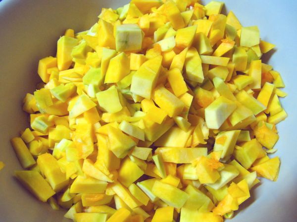 將去皮南瓜切小丁末備用。