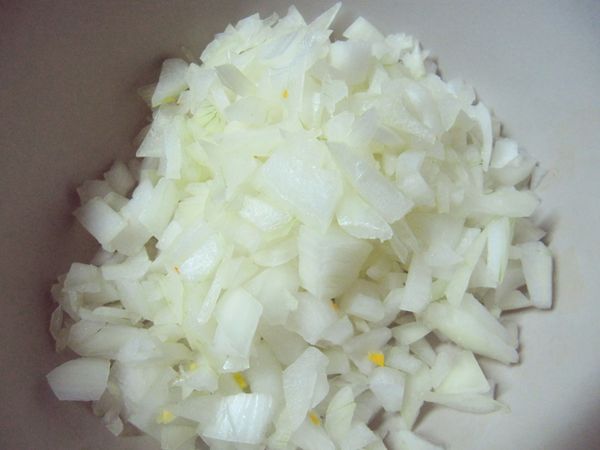 洋蔥切小丁末備用。