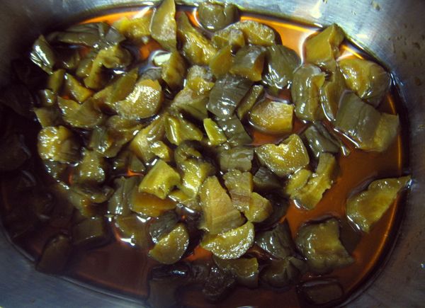 大茂黑瓜沏小丁備用。