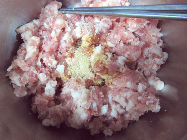 取一鍋放入絞肉及 [調味料] 攪拌均勻。