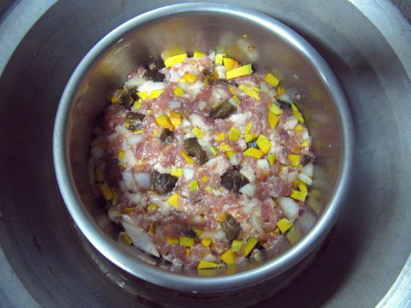 用湯匙把表面抹平，放入電鍋蒸。