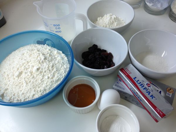 備料。(奶油和cream chesse都要保持在冰的狀態，所以等到要使用的時候再從冰箱取出較佳)(葡萄乾可先用適量的白蘭地泡過風味更佳)