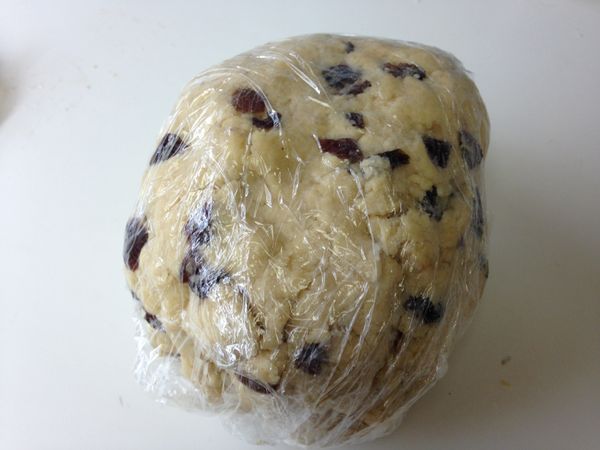 再將葡萄乾加入揉成麵團。麵團的表面粗糙即可。保鮮膜膜好進冷藏約2個小時。(如果趕時間就進冷凍30分鐘亦可)