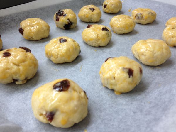 表面刷上蛋黃液後進預熱好的烤箱，180度C烤約18~20分鐘即可。