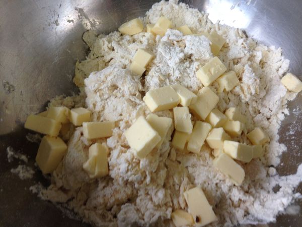 將冰的無鹽奶油先切成小塊狀後再放入麵粉團中。用手掌將麵粉和奶油搓成較小顆粒狀。
