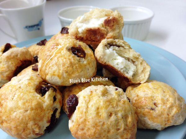 外皮香酥，裡頭鬆軟還有滿滿cream cheese夾心的迷你scone，吃的時候可以隨意沾上一點蜂蜜或是自己喜歡的果醬~~~當成早餐或小點心都超適合^__^