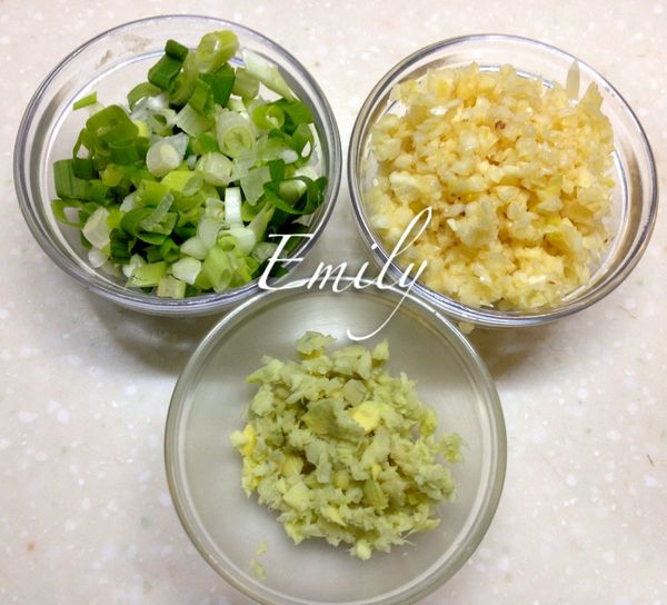 蒜、薑、蔥切未備用