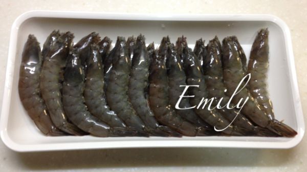 完成清理工作的鮮蝦備用