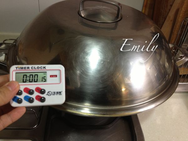 將蝦子丟入立即蓋上鍋蓋以免發生油爆，炸15秒