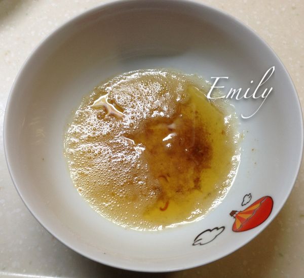 將蝦油放入鍋中備用