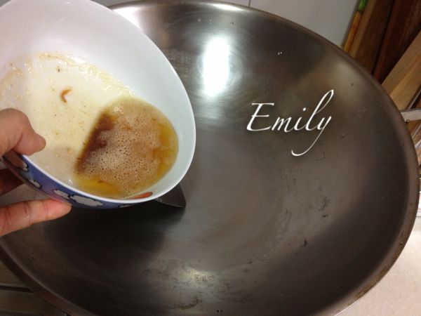 加入適量炸蝦的油到鍋中