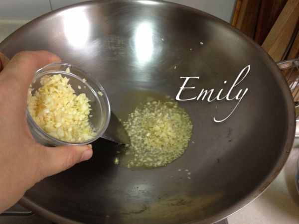 加入一半的蒜未爆香