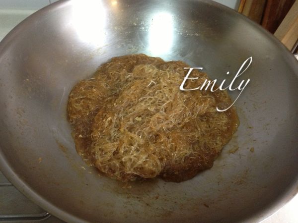 粉絲上色後, 倒入預熱好的砂鍋中