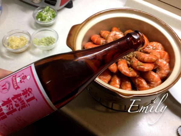 撒上蔥花, 淋上少許米酒, 蓋上鍋蓋悶一下