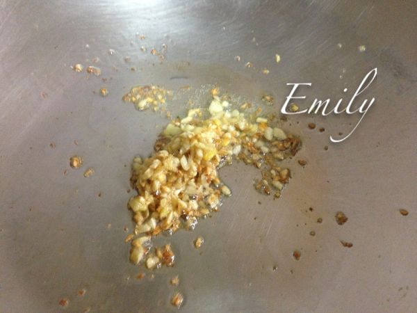 加入剩下一半的蒜未, 看蒜未周圍呈金黃色即可