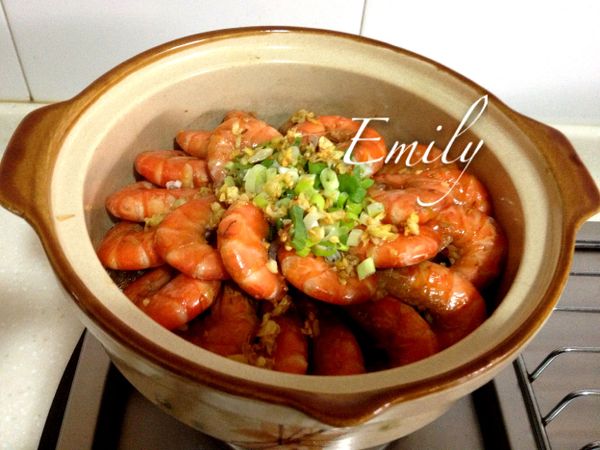 將蒜油均勻淋上鮮蝦