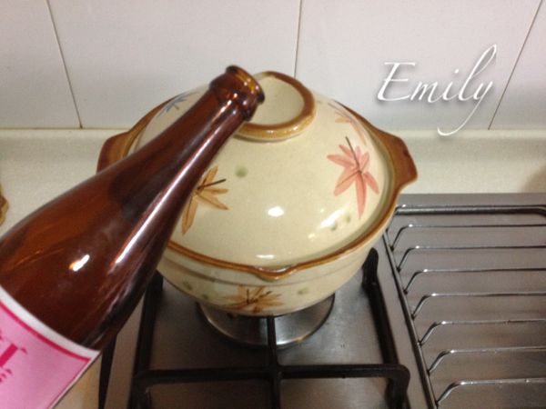 上桌前在砂鍋蓋上再淋一些米酒來增加香氣