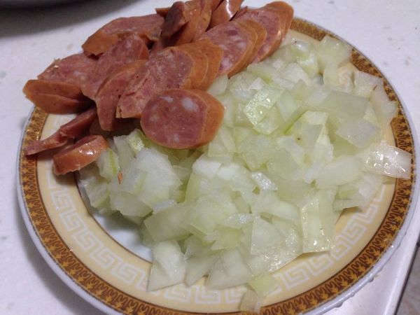 香腸切片、洋蔥切丁