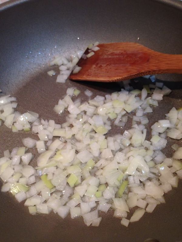 少量油先將洋蔥炒至七分熟
(不要太軟.才鎖住鮮甜)
在放置香腸一起炒，備用