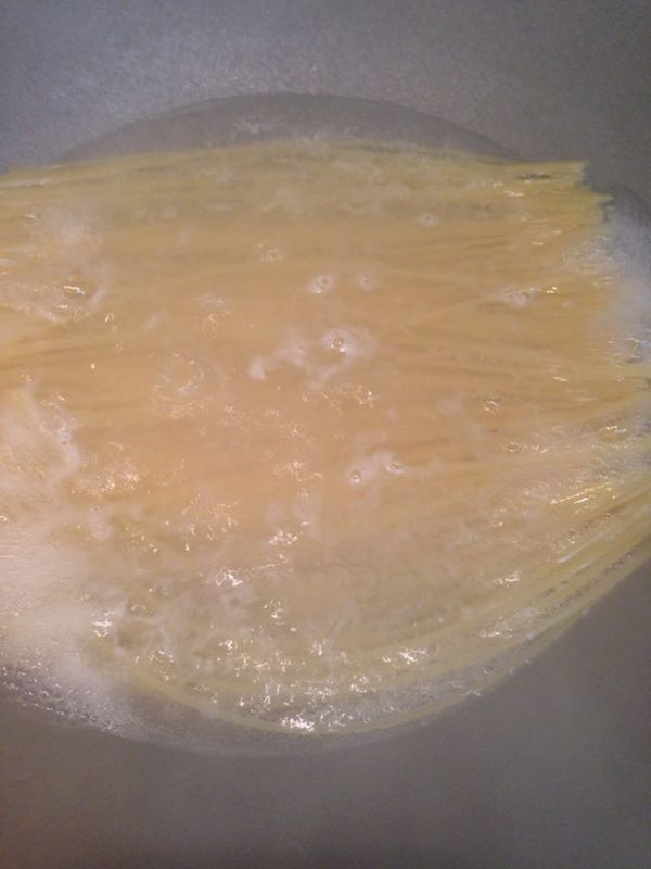 同時起另一鍋，水滾後加入麵條，撒少許鹽巴
約煮10分鐘。