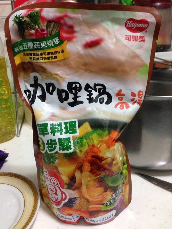 把香腸、洋蔥、義大利麵放同一鍋
再加入[可果美咖哩高湯]