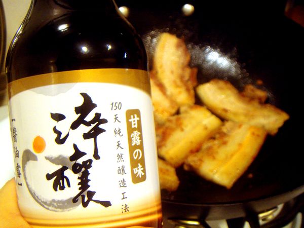 取乾鍋熱鍋不放油，放入五花扣肉，煸過五花會產出油質，取一空碗或碟子倒入榨取出的油汁備用。