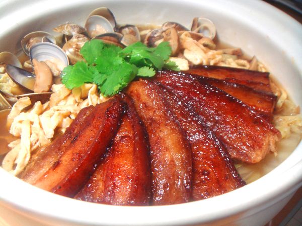 最後空位處擺上滷好的五花扣肉並撒上些許的香菜，即完成此道料理。