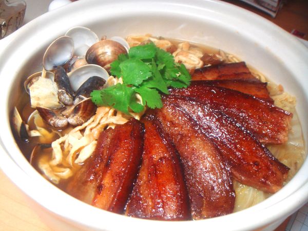 當季的白菜汁多味美，香菇及蛋絲經煸香的豬油拌炒並濃入鍋內湯汁，蛤蜊的鮮味讓湯頭更濃郁，五花扣肉的香醇醬香，整鍋湯頭清爽不油膩。即使這湯頭不加蛤蜊味道依然是鮮甜哦。