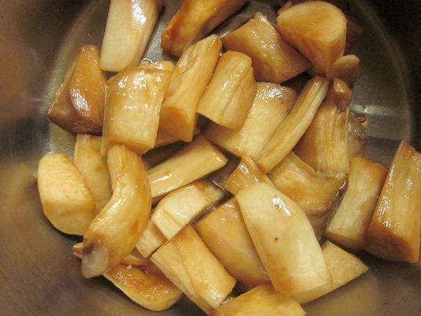 將醃料和杏鮑菇塊混合醃20分鐘