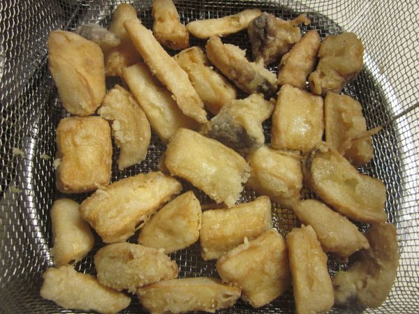 將醃過的杏鮑菇塊沾炸粉以160度炸到金黃色,九層塔稍炸,通通撈起備用