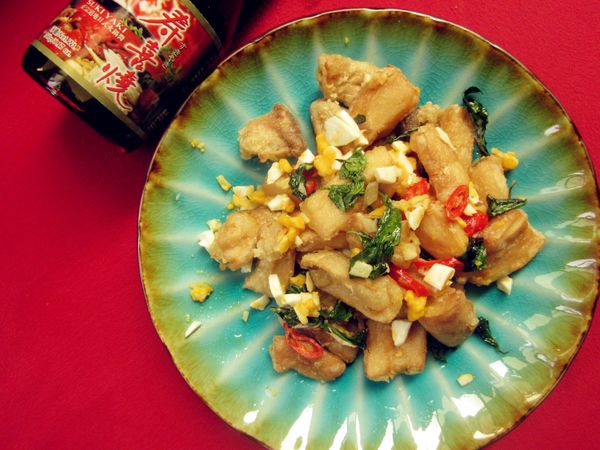 鍋中放油爆香鹹蛋丁、辣椒、蒜末,放入杏鮑菇塊及九層塔稍拌炒即可上桌