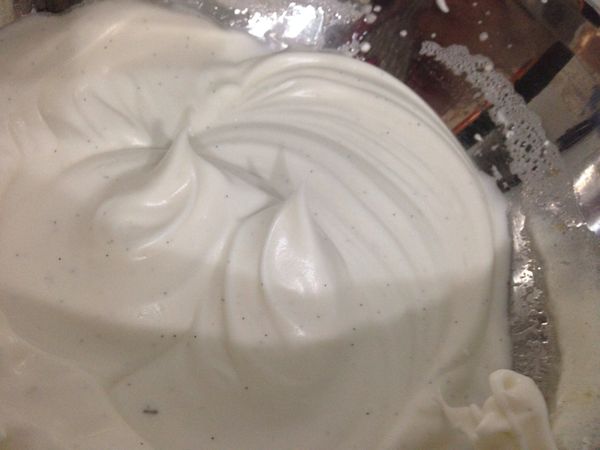 蛋白先打出粗泡泡後，加入1/2的糖，打至呈現細泡泡，再加入剩下的1/2糖，打至打蛋器拉起，蛋白呈現挺立的尖角狀態就可以了。