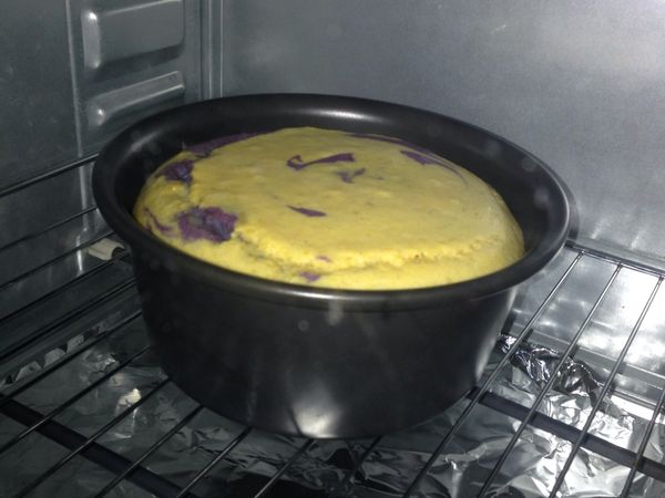 將2色麵糊交錯入模，然後用筷子，在麵糊中畫2次螺旋狀，輕敲幾下，就可以入烤箱，以200°C，烘烤30～35分（6吋模）即可。