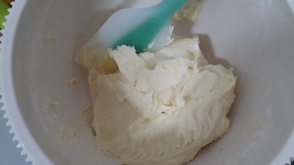 除切達起士,馬扎瑞拉起士及黑胡椒外的材料全放入攪拌盆中混合均勻.