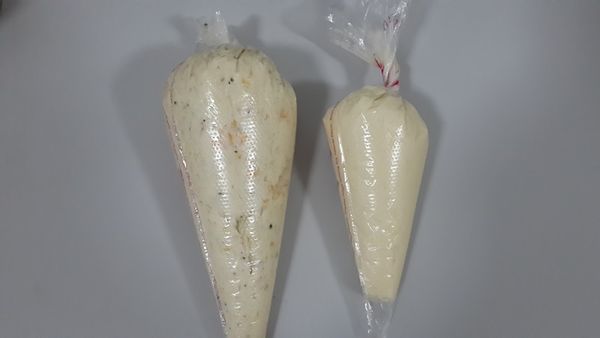 將切達起士, 馬扎瑞拉起士及黑胡椒加入剩餘的面糊中, 同樣混合均勻, 放入擠花袋.