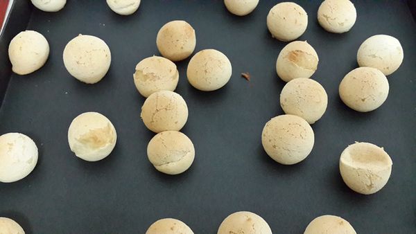 只加了芝士粉的起士球以上下火180度c的溫度烤約25分鐘.